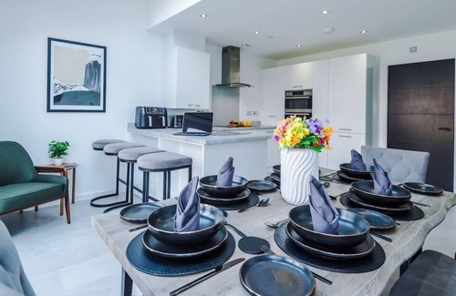 Garden City House | 3x Bedroom House (Sleeps 6) w. Parking