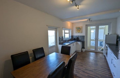 Hanham House | 4/5 bed terraced family home Bristol w parking