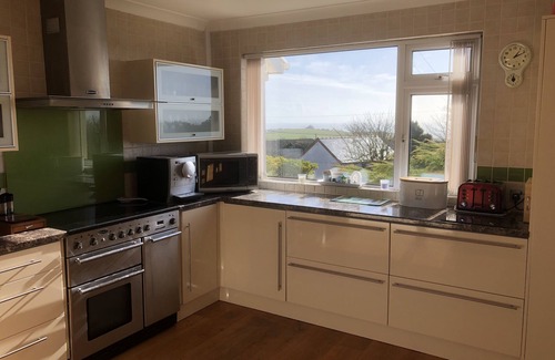 Crynant House | 4-5 BEDROOM HOUSE SLEEPS 8-10 WITH SEA VIEWS & GREAT PATIO FOR ALFRESCO DINING