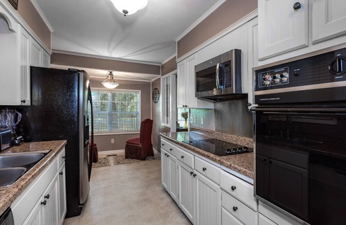 North Little Rock House | 4 Bd , 2.5 Ba Home on the Lake in Safe, Convenient Area. Sleeps 12