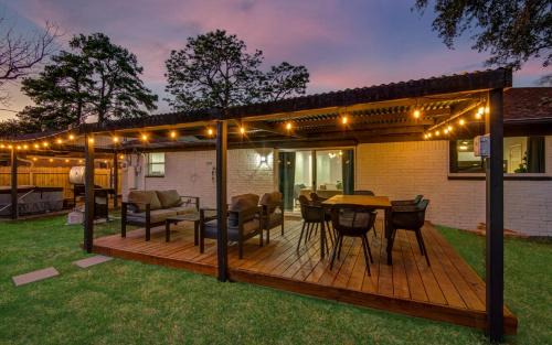 Woodlake - Briar Meadow House | 4-BD Mid-Modern Century with Firepit & Playground
