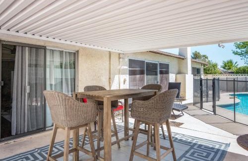 Paradise House | 4 bed 2 bath Reno with Private Pool