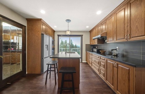 Burnaby House | 4+ bed/5 bath Mountain View Home by Deer Lake