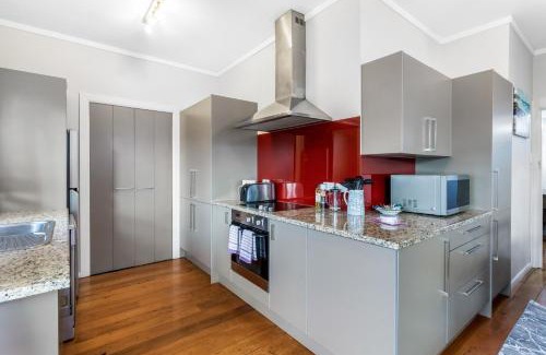 Sandringham House | 4 bed Bungalow - Parking - Netflix - 2 bathrooms