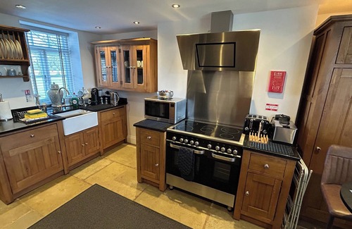 Winkhill House | 4 Bed Farmhouse Alton Towers Chatsworth Polar Bear