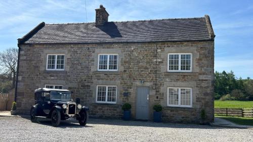 Winkhill House | 4 Bed Farmhouse Alton Towers Chatsworth Polar Bear