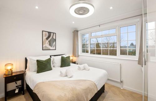 Bray on Thames House | 4 Bed House & Free Parking, Town Centre & Patio