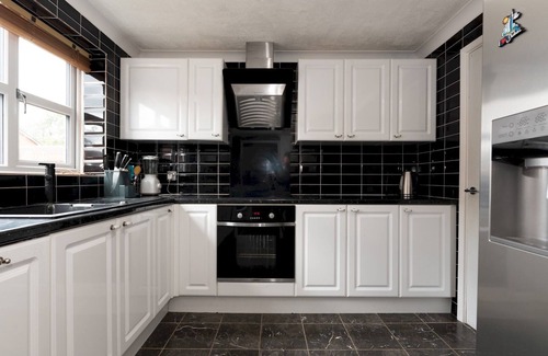 Thamesmead House | 4 Bed House in Greater London + Parking | Pass the Keys