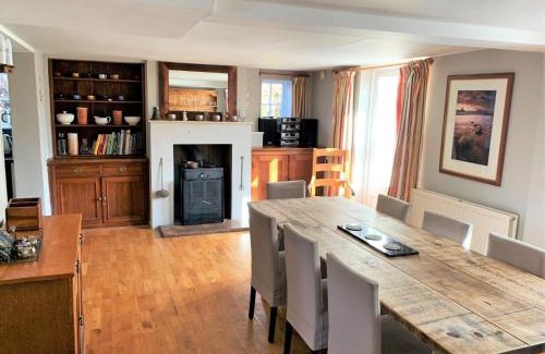 Ningwood House | 4 Bed in Ningwood IC048