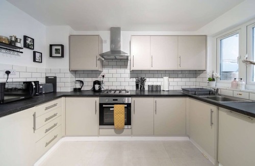 Ealing Common Apartment | 4 Bed Townhouse/Private Terrace/Parking