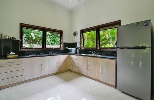 Umeanyar Villa | 4 bed villa directly on the beach. swimming pool with yacuzi