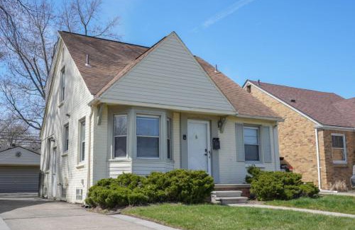 Dearborn House | 4 Bedroom 2 and a half bath that Sleeps 8 Near it all Ford Telegraph