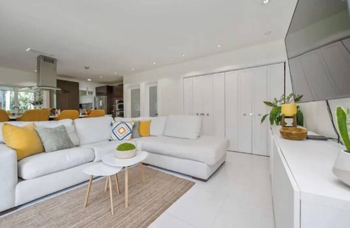Glenvar Heights Apartment | 4 Bedroom 630684 by Houzlet