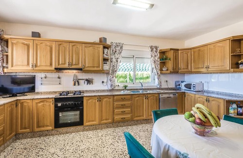 Torremanzanas House | 4 bedroom accommodation in Torremanzanas