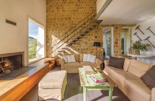 Alia House | 4 bedroom accommodation in Alia PA