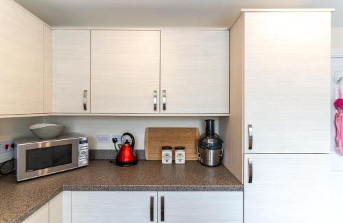 Newcastle-Under-Lyme House | 4 Bedroom Detached, Wi-Fi, Parking, stunning views