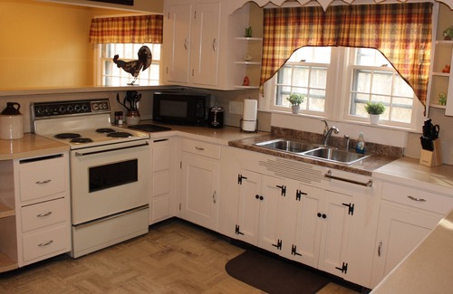 South Deerfield House | 4 Bedroom House Close to UMass/Amherst, Historic Deerfield & Yankee Candle