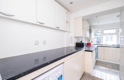 Heath House | 4 BEDROOM HOUSE DAGENHAM WITH PARKING