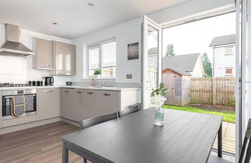 Longcroft House | 4 Bedroom House - Free Parking