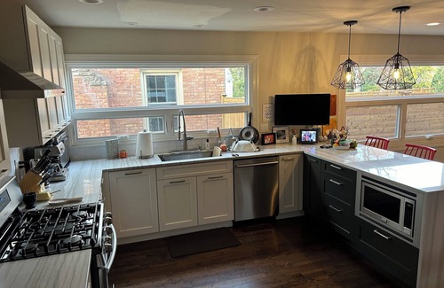 La Grange House | 4-bedroom house in fantastic La Grange with WiFi, fitness room