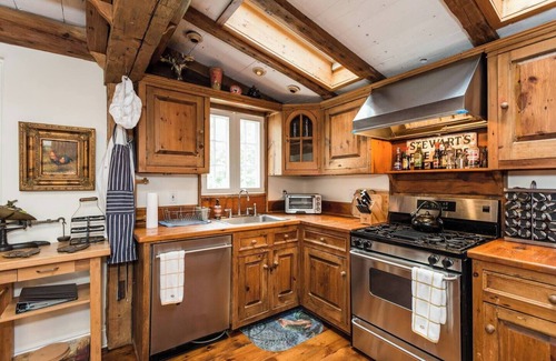 North Salem House | 4-bedroom house in peaceful North Salem with WiFi, AC, fitness room