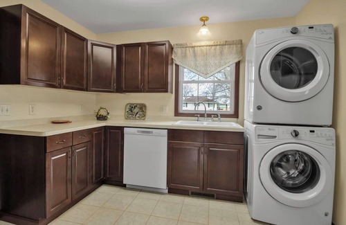 Albion House | 4-bedroom, living room, dining room, kitchen, game and family room, WiFi,