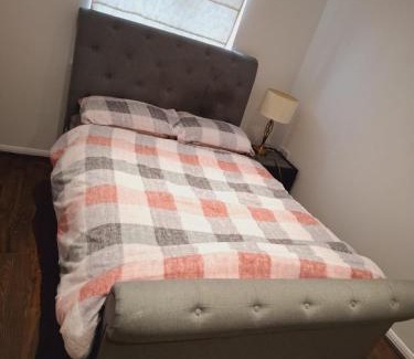 Dudley House | 4 bedroom refurbished house perfect for families, workers and groups situated in Dudley near town centre and Russall hall hospital