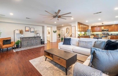 Santa Clarita Apartment | 4 Bedroom Single_family 447551 by Houzlet