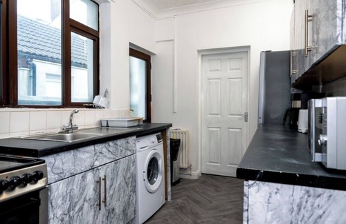 Tunstall House | 4-bedroom- Stoke-on-Trent sleeps 8- pet friendly