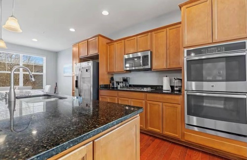 Northeast House | 4-bedroom townhome in amazing Washington with AC, WiFi