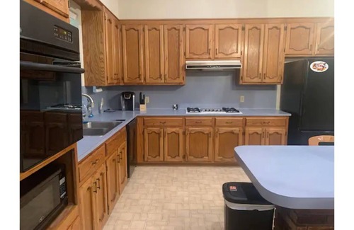 Gonzales House | 4 bedrooms 2 bathroom with 10 guests city center double kitchen