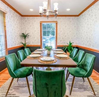 Cary House | 4 Beds Large groups,King Bed,Tvs, Kids essentials, office, Grill, Crib, in Bond park ,PNC Arena