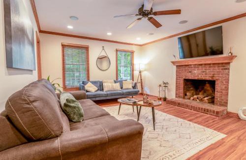 Cary House | 4 Beds Large groups,King Bed,Tvs, Kids essentials, office, Grill, Crib, in Bond park ,PNC Arena