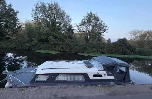 Birstall Boat Rental | 4 berth Boat house in birstall, Leicester