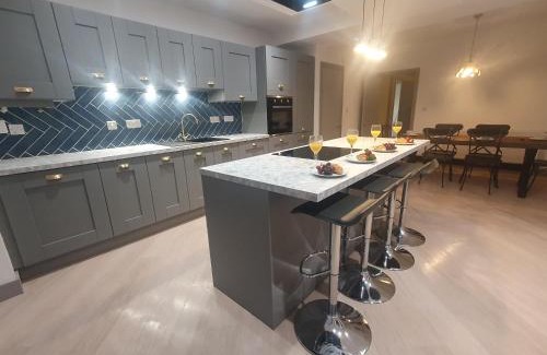 Dowlais House | 4 BR Luxury House. Bike Park Wales. Secure Bike Store. Brecon Beacons