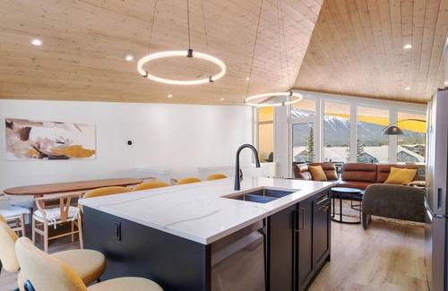 Teepee Town House | 4 BRs with Epic Mountain View, Hot Tub, Garage EV Port, Super High Ceiling