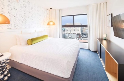 Venice Hotel | 4 Coastal Suites for Big Groups | Kitchen | Balcony | Rooftop | Free Breakfast