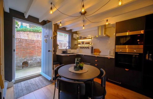 Lincoln House | 4 Danes Cottages - perfect location