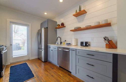 Three Oaks Apartment | 4 Guest Apt Steps to Journeyman & Downtown 3 Oaks