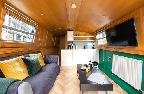 Bruntsfield Boat Rental | 4* Luxury floating wide beam houseboat moored in Edinburgh city center.