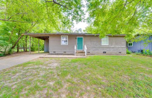 Fayetteville House | 4 Mi to Dtwn Dog-Friendly Fayetteville Home
