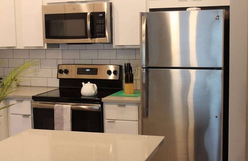 Ames Apartment | 4 Mi to Jack Trice + Hot Tub + Gym Access