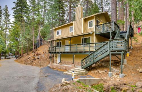Twin Peaks House | 4 Mi to Lake Arrowhead Cabin with Grill and Deck!
