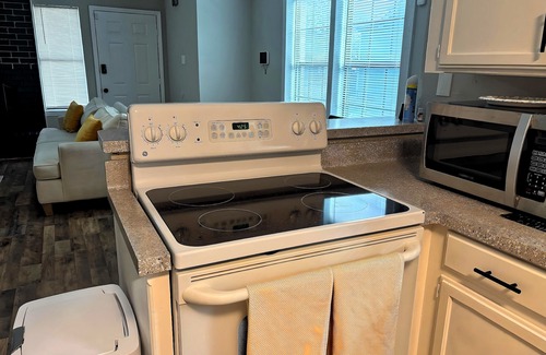 Central Arlington Apartment | 4 Mins to ATT Stadium! Cozy 2-bedroom Duplex Unit in charming Arlington