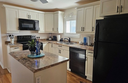 Callander House | 4 Minute drive to casino. Lake, park, marina, restaurants, stores 5 minute walk