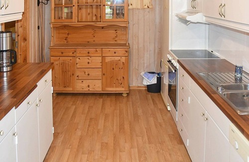 Voll House | 4 person holiday home in Måndalen