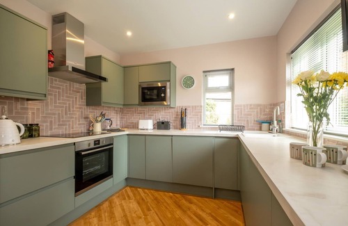Thorpeness Apartment | 4 Sanctuary Cottage - sleeps 6 guests in 3 bedrooms