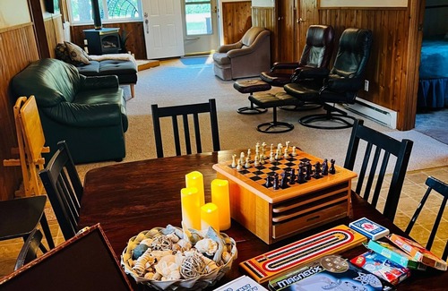 Dunnottar House | 4-Season 3-Bedroom Family Friendly Home Near Pier, Beach & Ice Fishing Roads