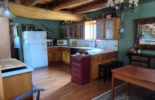 Southampton Cottage | 4 Season/4 bedroom Log Home in Southampton. Walking distance to downtown/beach
