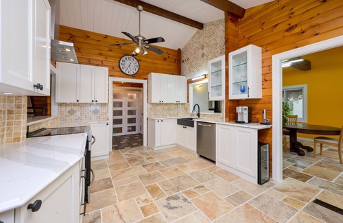 Mulmur Ski Chalet | 4 Season Log Chalet Home with Hot Tub